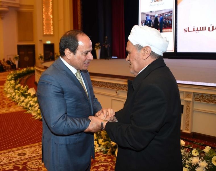 جانب من تكريم الرئيس السيسي للشيخ حسن خلف -أرشيفية